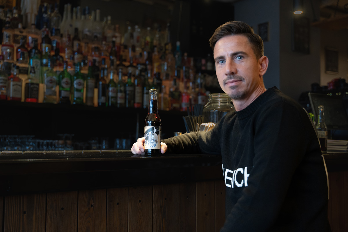 Milan-Petrzela-pije-kolu-ve-specialni-edici